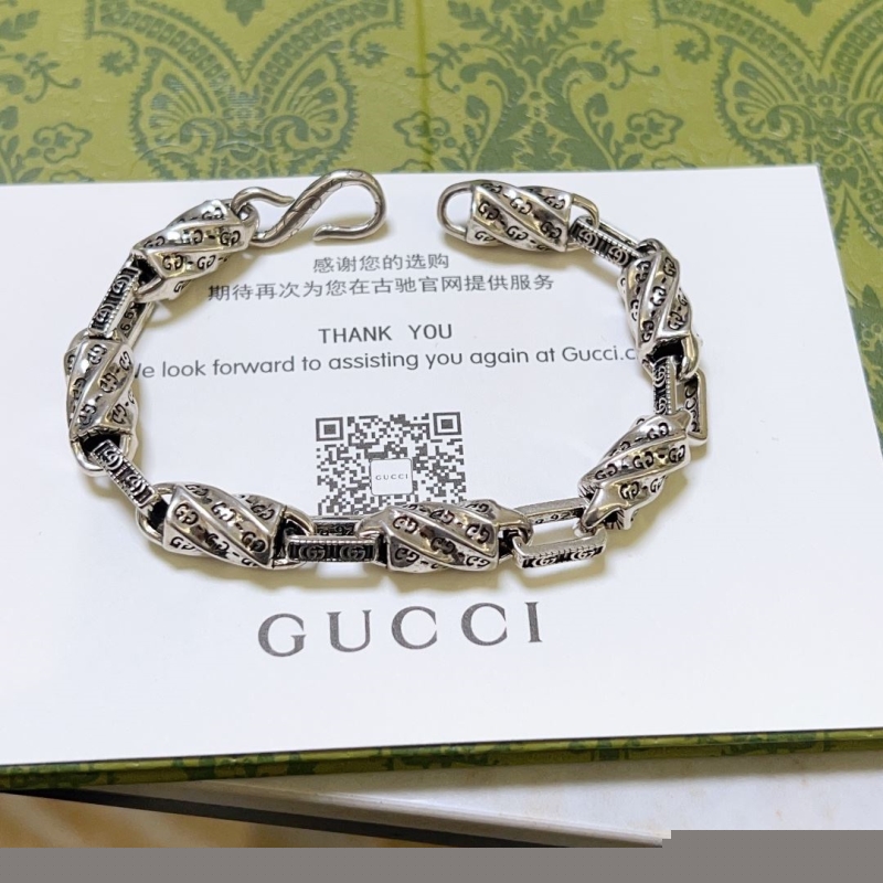 G*u*i bracelets